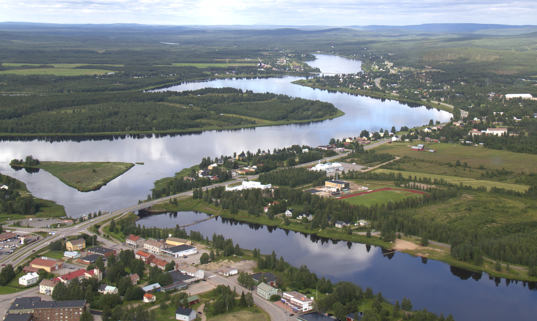 Fluss Tornio und das Zentrum von Pello in Lappland aus der