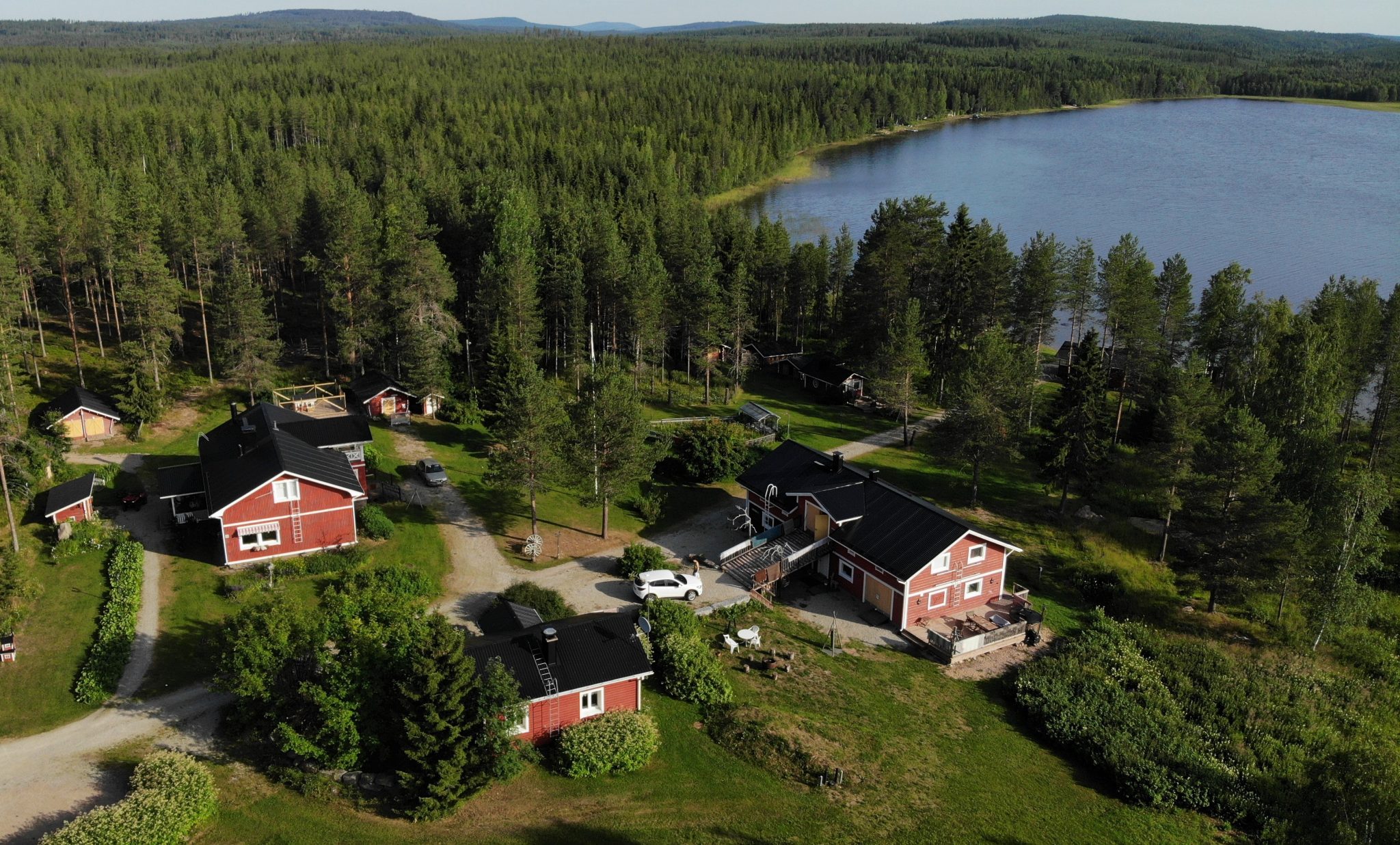 Reindeer Lake Resort porotila ja maatilamajoitus Pellossa kesällä - Travel  Pello - Lappi, Suomi